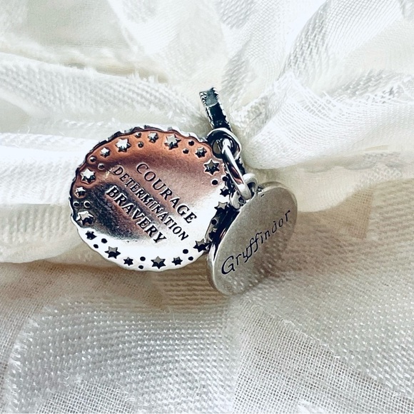 🦁 NWOT Gryffindor Charm – Harry Potter ✨ - Picture 6 of 9